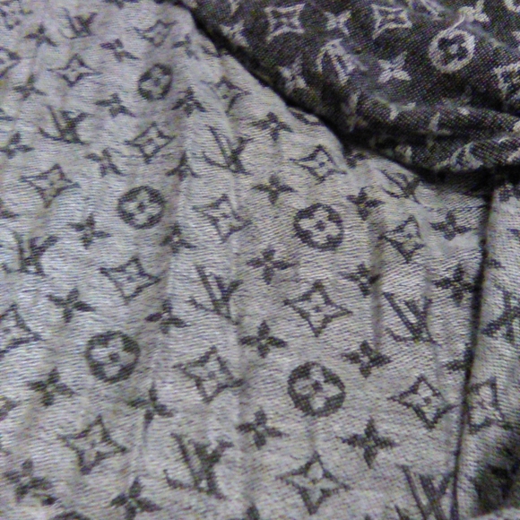 It is a LV scarf - Picture 2 of 4